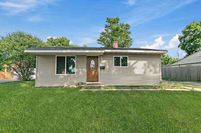 Photo of 49 Wren Rd Carpentersville, IL 60110