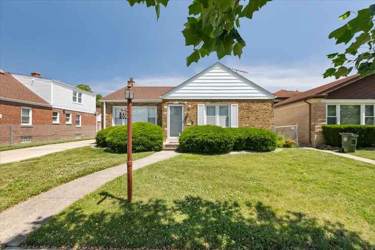Photo of 8841 Menard Ave Morton Grove, IL 60053