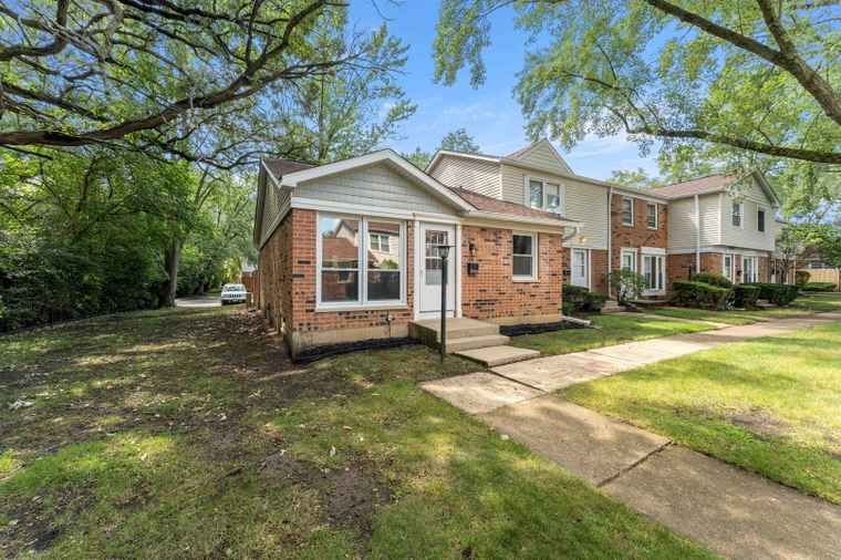 Photo of 2056 Essex Ct Streamwood, IL 60107