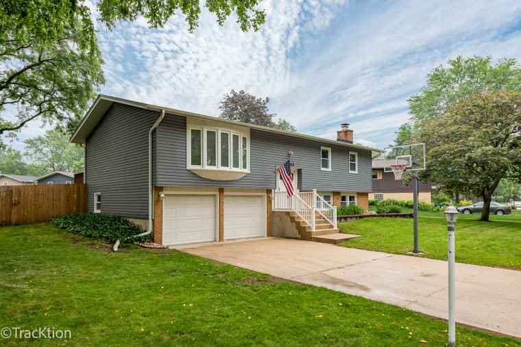 Photo of 6943 Parkview Dr Downers Grove, IL 60516