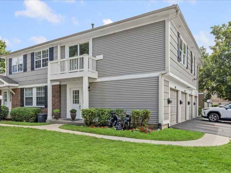 Photo of 407 Fernwood Ct #407 Vernon Hills, IL 60061