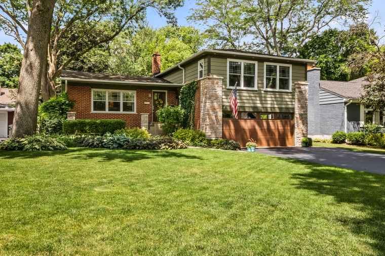 Photo of 228 S Glendale Ave Barrington, IL 60010