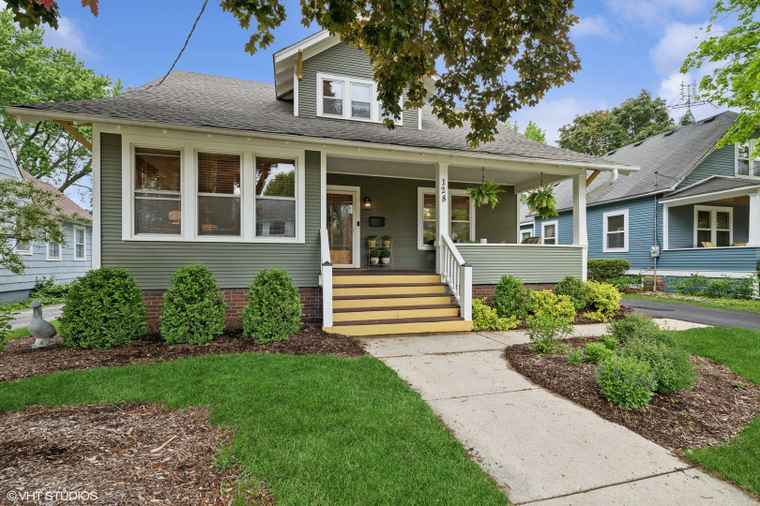 Photo of 128 Coolidge Ave Barrington, IL 60010