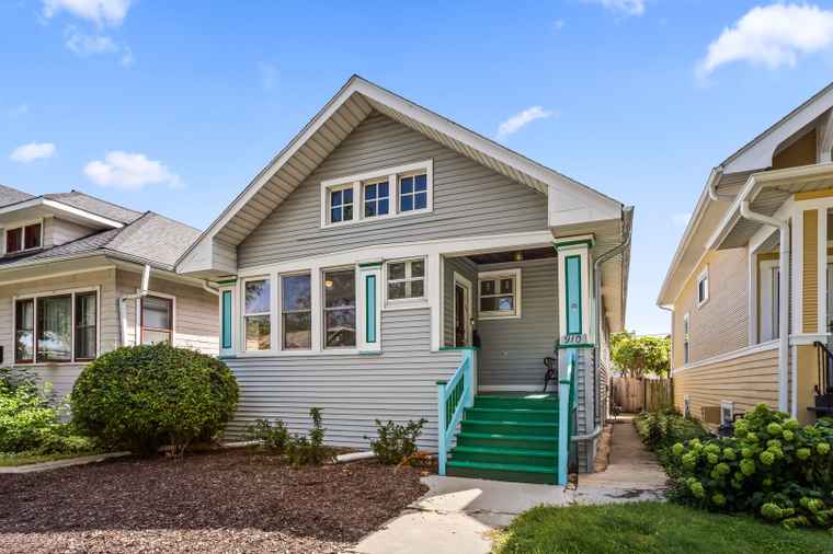 Photo of 910 N Humphrey Ave Oak Park, IL 60302