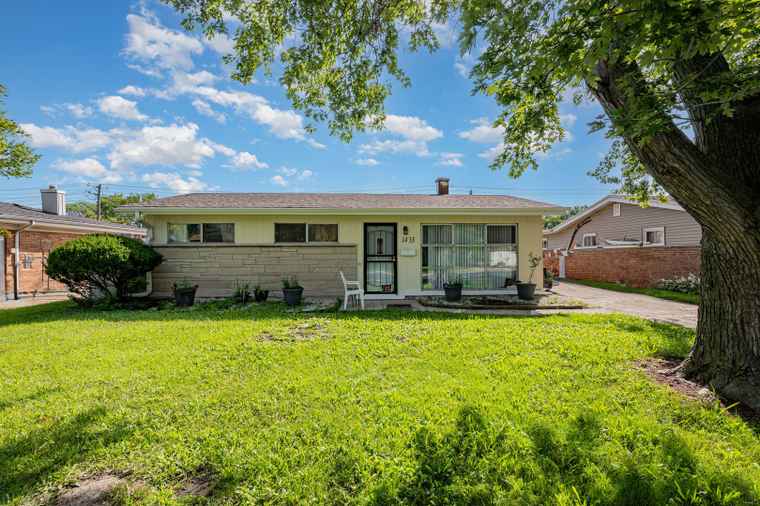 Photo of 1433 Burnham Ave Calumet City, IL 60409