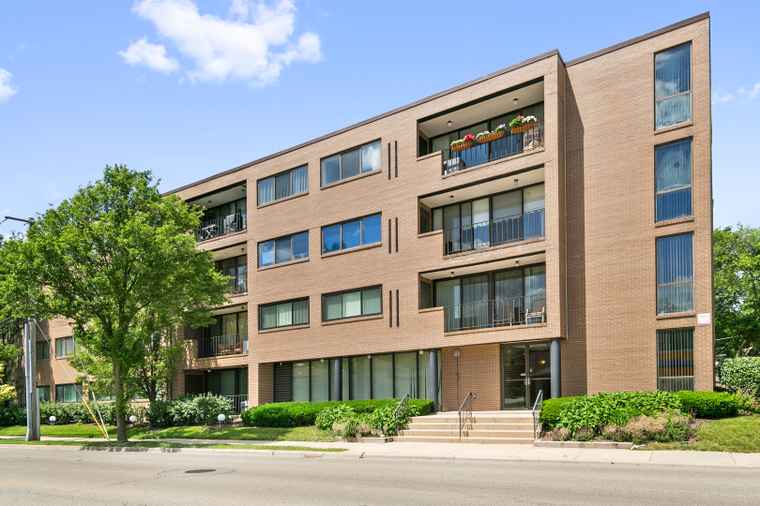 Photo of 5406 N Lincoln Ave Unit 4A Skokie, IL 60077