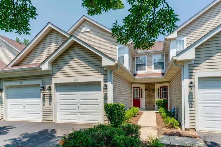 Photo of 121 Polaris Dr Lake In The Hills, IL 60156