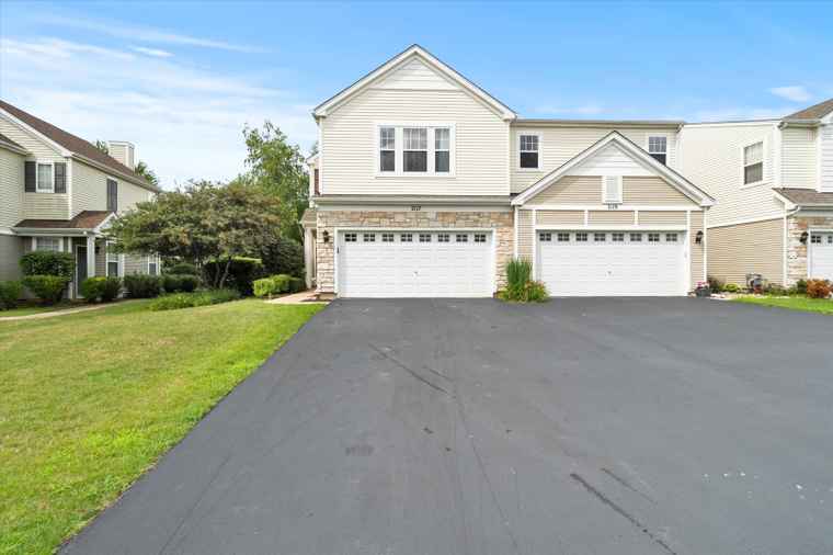 Photo of 2117 Limestone Ln Carpentersville, IL 60110