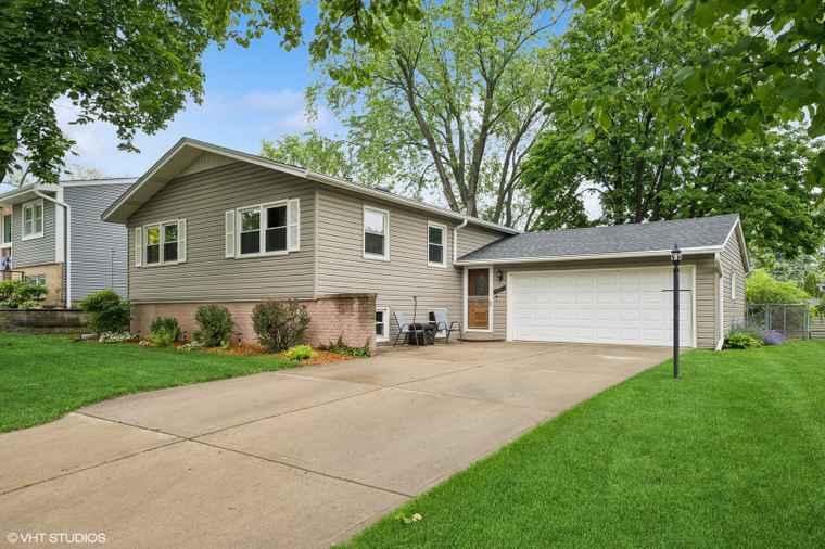 Photo of 109 Chestnut Ln Wheeling, IL 60090
