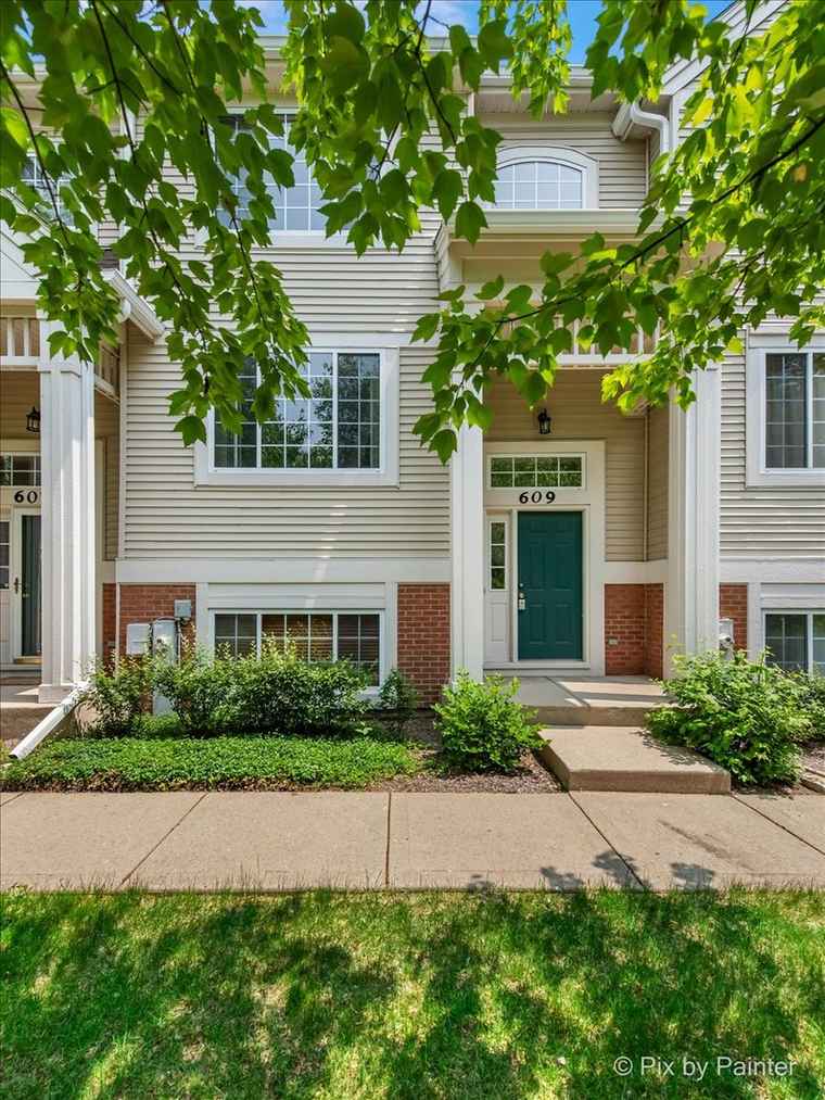 Photo of 609 Cary Woods Cir Cary, IL 60013