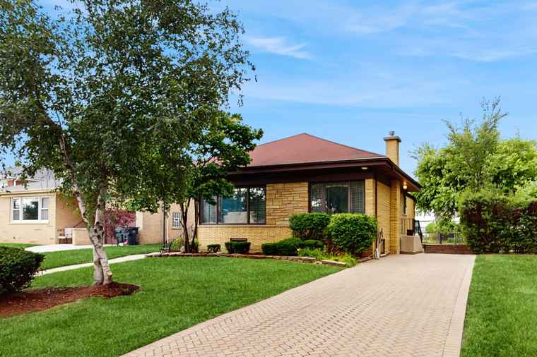 Photo of 7350 N Karlov Ave Lincolnwood, IL 60712
