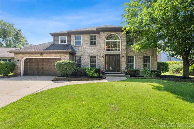Photo of 621 Dilorenzo Dr Naperville, IL 60565