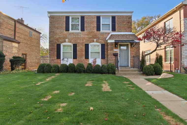 Photo of 6734 N Hamlin Ave Lincolnwood, IL 60712