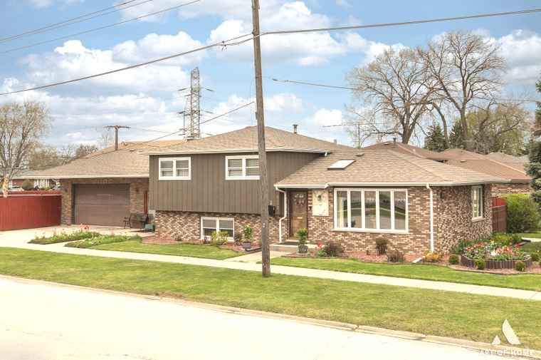 Photo of 8356 Oak Park Ave Burbank, IL 60459