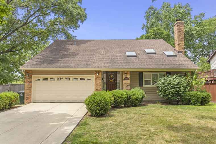 Photo of 1042 N Thackeray Dr Palatine, IL 60067