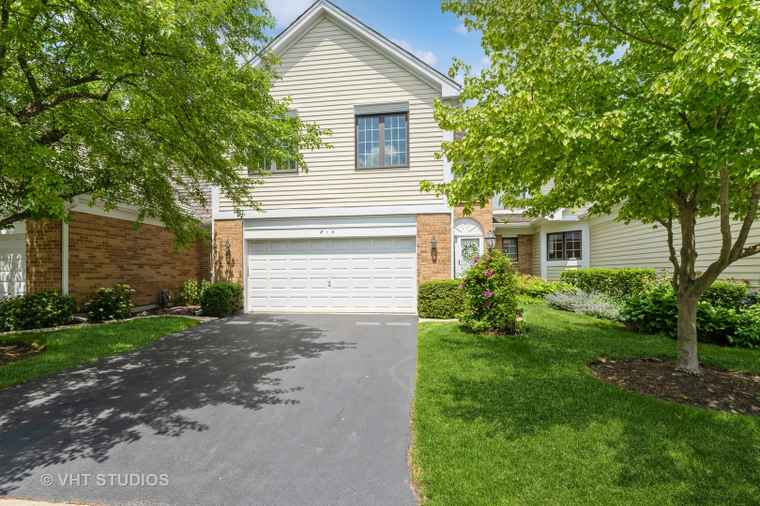Photo of 810 Braeman Ct Libertyville, IL 60048