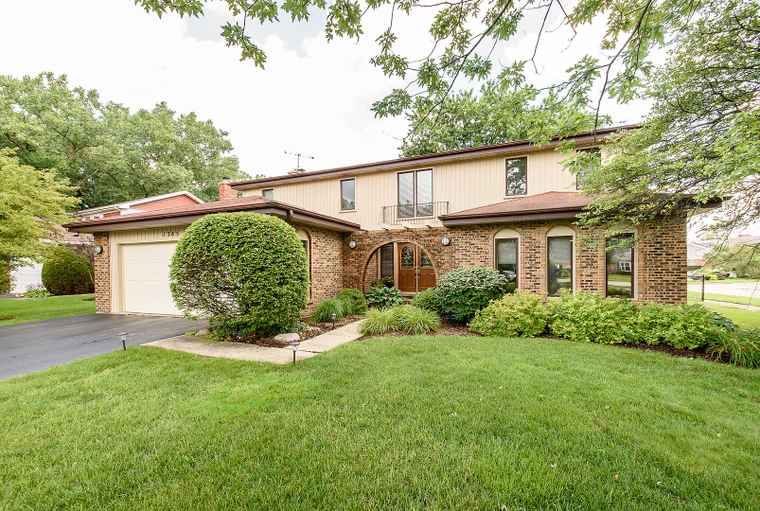 Photo of 1385 Montgomery Dr Deerfield, IL 60015