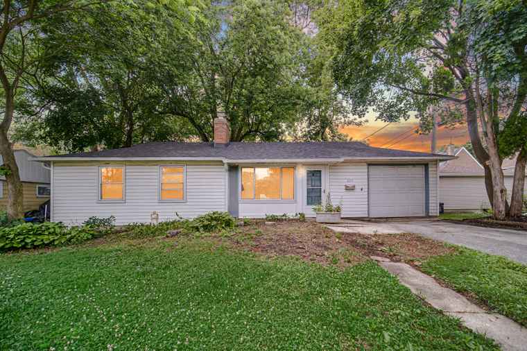 Photo of 234 N Knollwood Dr Wheaton, IL 60187