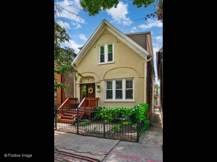 Photo of 2021 W Homer St Chicago, IL 60647