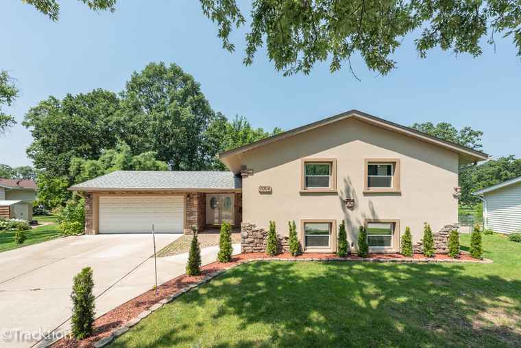 Photo of 7004 Roberts Dr Woodridge, IL 60517