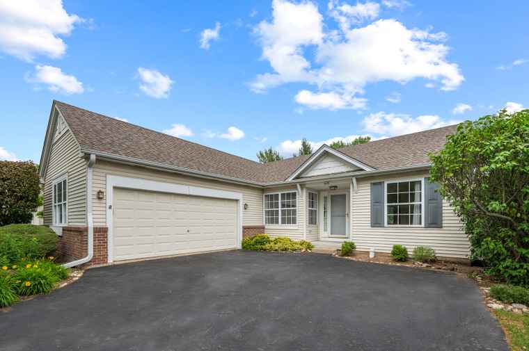 Photo of 213 Stillwater Ct Oswego, IL 60543