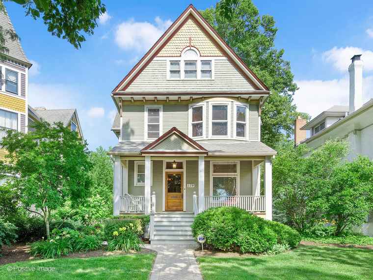 Photo of 128 Wesley Ave Oak Park, IL 60302