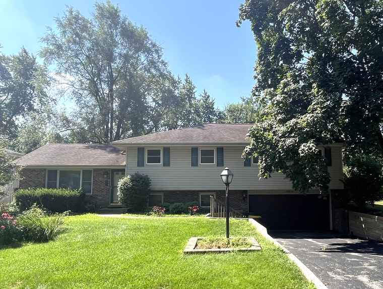 Photo of 29w239 Ray Ave West Chicago, IL 60185