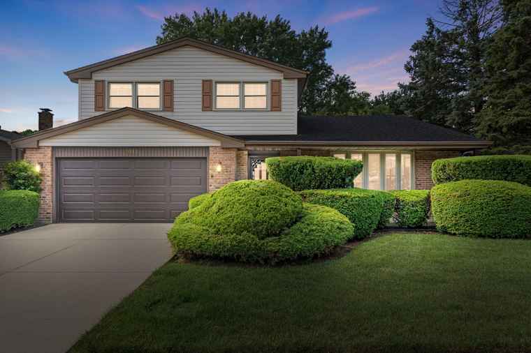 Photo of 2011 E Canterbury Dr Arlington Heights, IL 60004