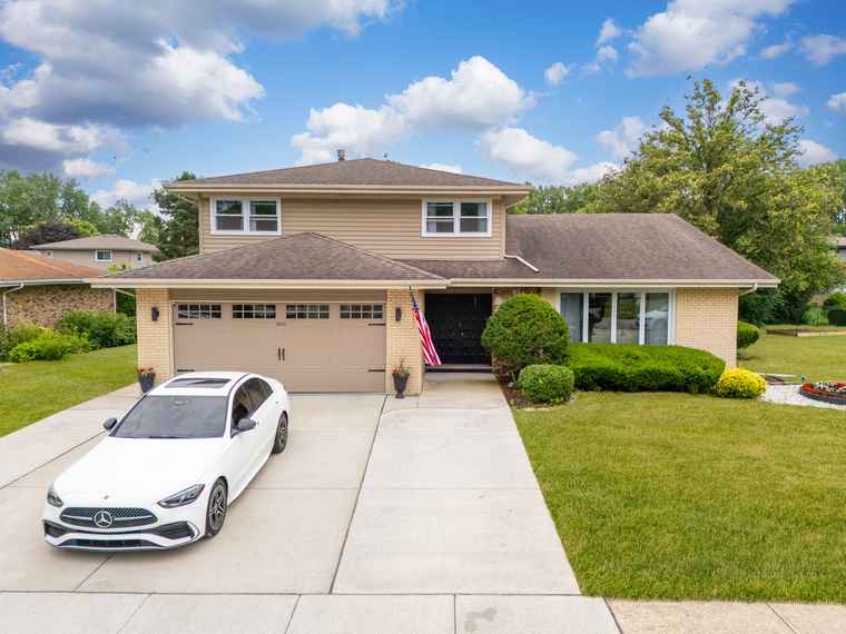 Photo of 8515 Broadmoor Dr Palos Hills, IL 60465