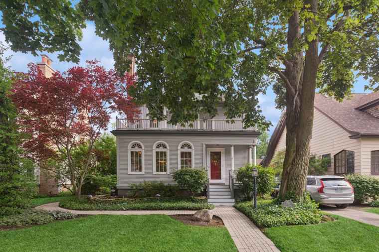 Photo of 611 Lake Ave Wilmette, IL 60091