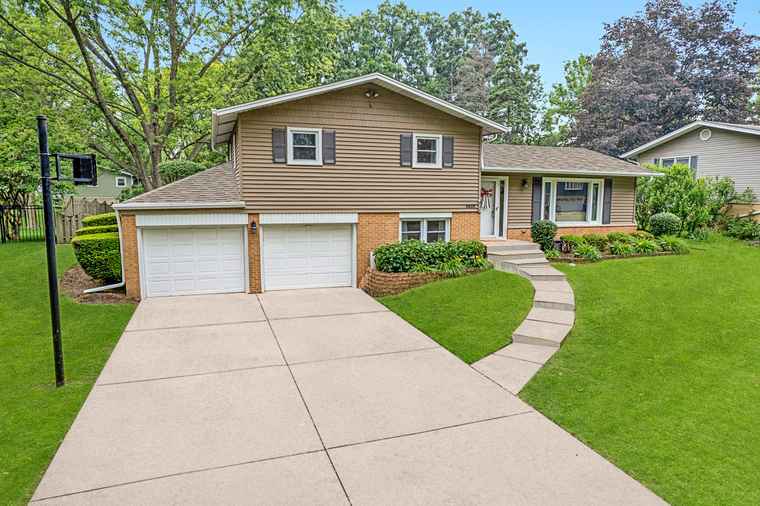 Photo of 6818 Valley View Dr Downers Grove, IL 60516