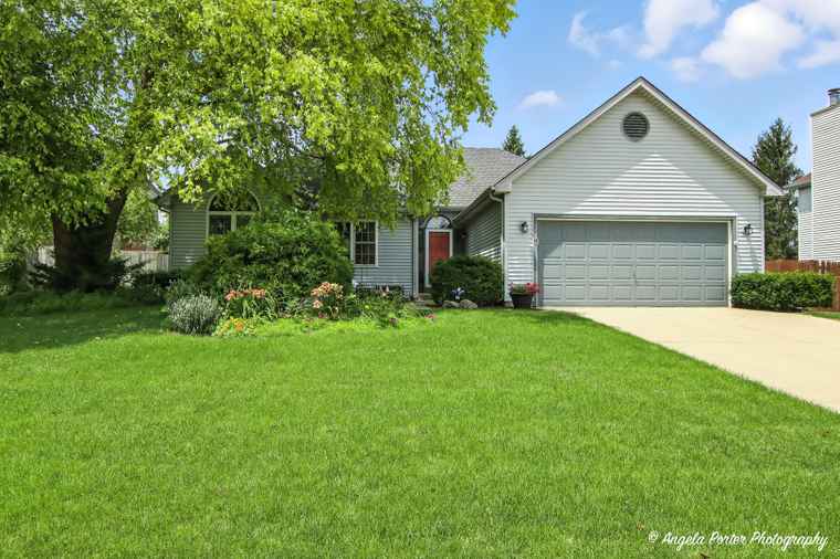 Photo of 305 S Carriage Trl McHenry, IL 60050