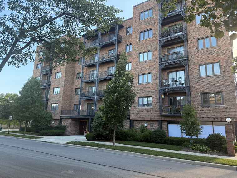 Photo of 414 Clinton Pl #302 River Forest, IL 60305