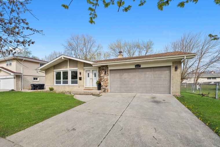Photo of 16465 Woodlawn East Ave South Holland, IL 60473