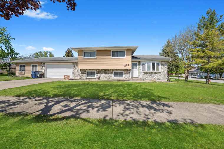 Photo of 296 E Crest Ave Bensenville, IL 60106