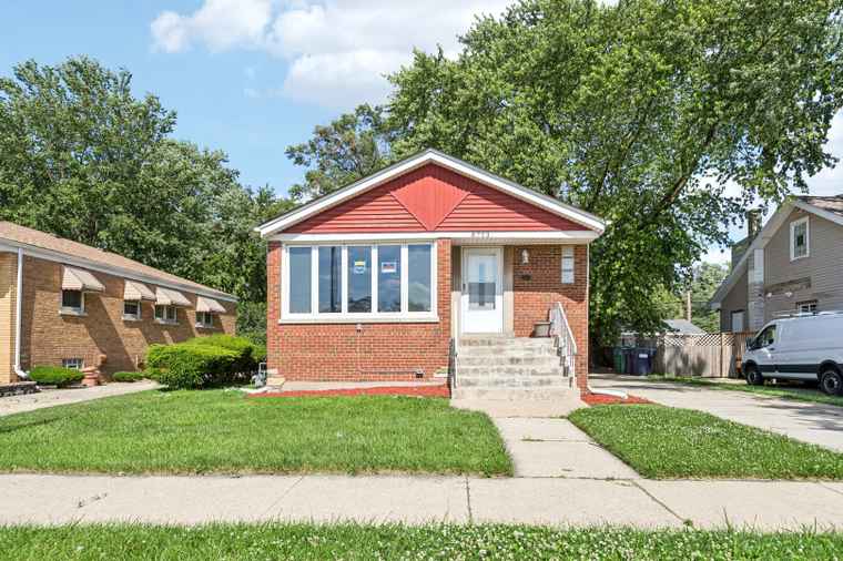Photo of 8753 S Troy Ave Evergreen Park, IL 60805
