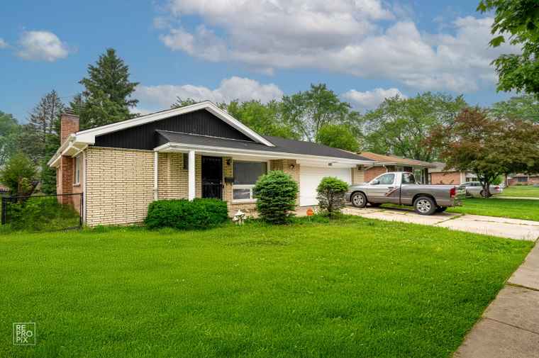 Photo of 754 E 158th St South Holland, IL 60473