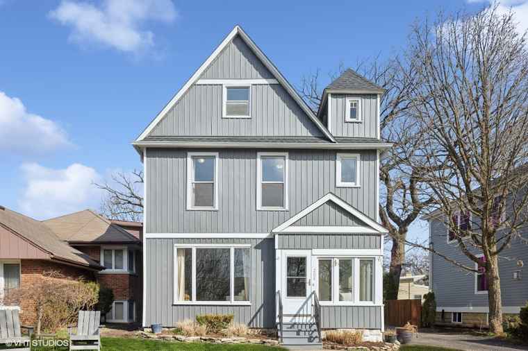 Photo of 208 Fairbank Rd Riverside, IL 60546