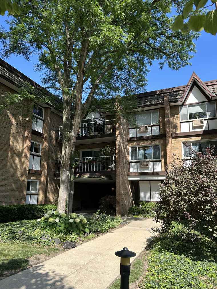 Photo of 320 Claymoor Rd Unit 2D Hinsdale, IL 60521