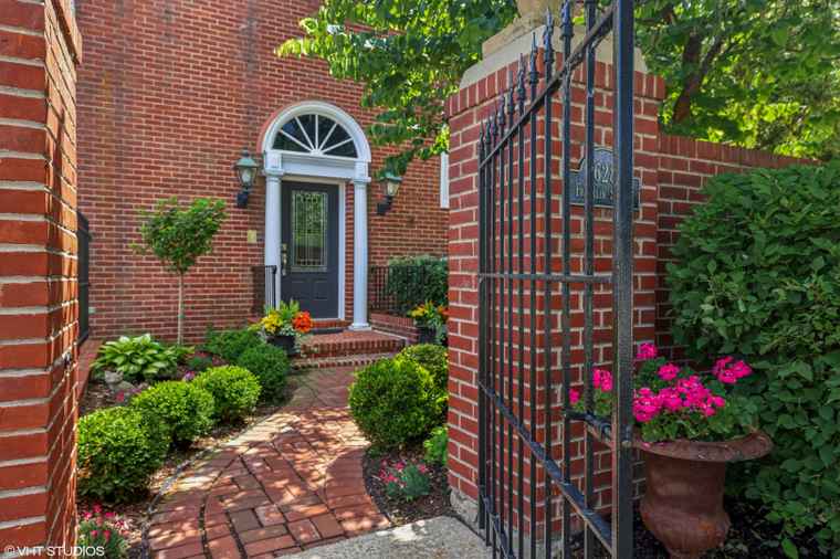 Photo of 628 Franklin St Geneva, IL 60134
