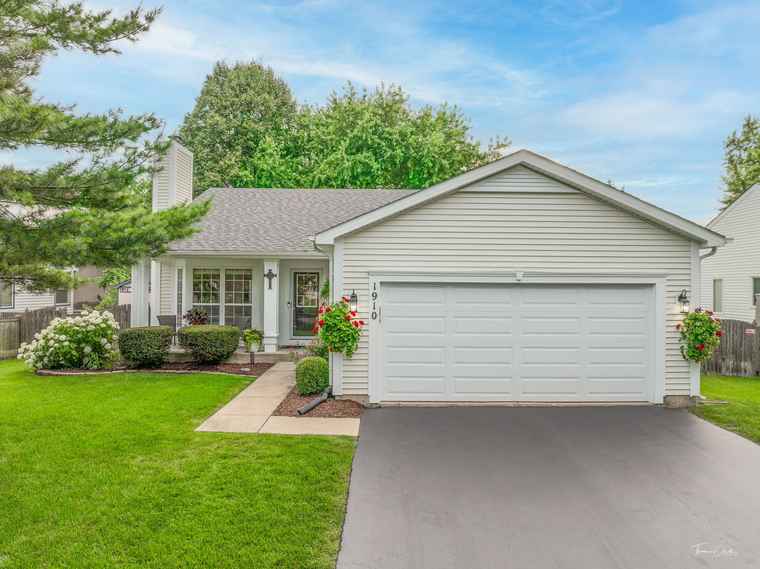 Photo of 1910 Baldwin Way Bolingbrook, IL 60490
