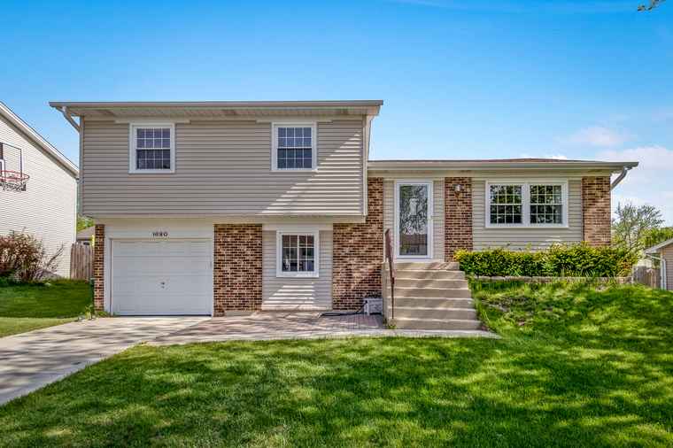 Photo of 1680 Bicek Dr Hoffman Estates, IL 60192