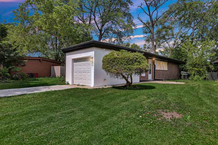 Photo of 18548 Lyn Ct Homewood, IL 60430