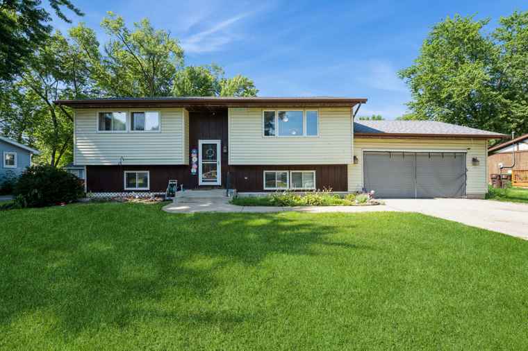 Photo of 4910 Willow Ln McHenry, IL 60050