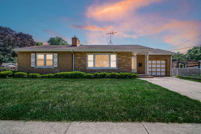 Photo of 8844 Mango Ave Morton Grove, IL 60053