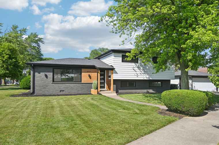 Photo of 8127 Gross Point Rd Morton Grove, IL 60053