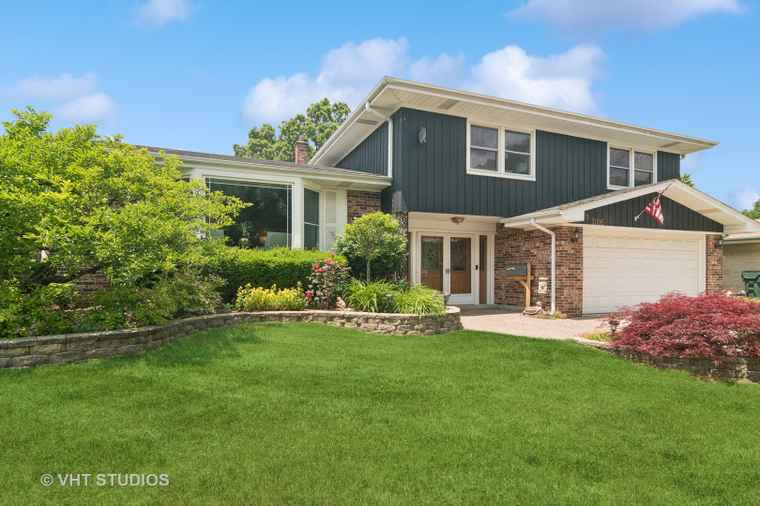 Photo of 2006 N Burke Dr Arlington Heights, IL 60004