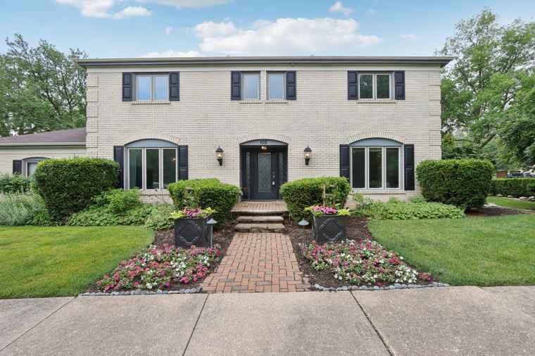 Photo of 102 E Adelia St Elmhurst, IL 60126