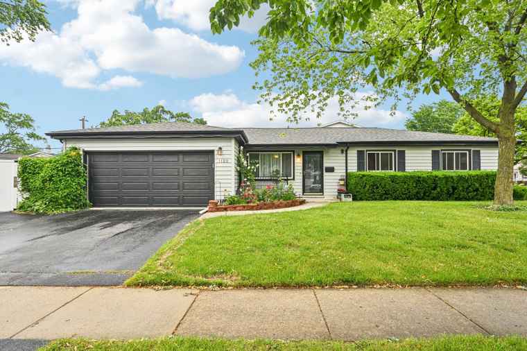 Photo of 1122 S Sprucewood Dr Mount Prospect, IL 60056