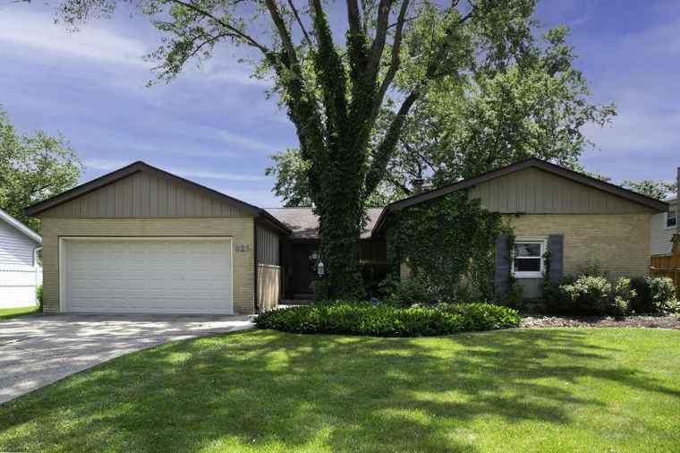 Photo of 925 Hickory Ln Darien, IL 60561